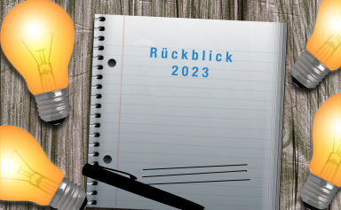 Schreibblock auf dem Rückblick 2023 geschrieben steht
